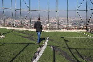 Toprak kayması halı sahayı bu hale getirdi