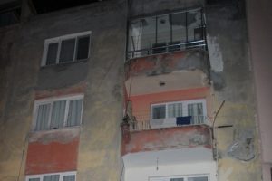 4 katlı bina &ccedil;atlaklar nedeniyle boşaltıldı