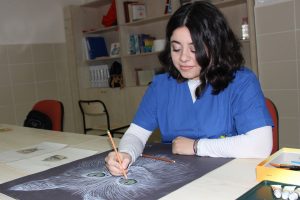 Tedavi ettiği hastalarının resmini yapıyor