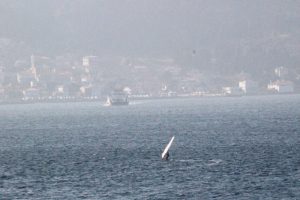 Buz gibi havada saatlerce s&ouml;rf yaptılar