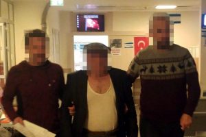 M&uuml;zik sesinden rahatsız oldu, oğlunu katletti
