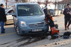 Otomobille, motosiklet birbirine girdi