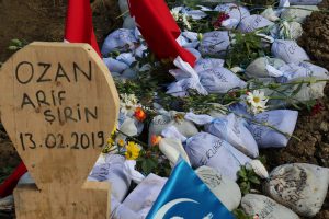 Ozan Arif'in kabrine T&uuml;rkiye'nin d&ouml;rt bir yanından getirilen topraklar bırakıldı