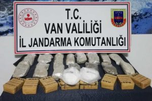 Uyuşturucu dolu torbayı atıp ka&ccedil;tı