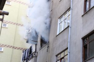 Otizmli &ccedil;ocuk elektrik sobasını devirdi... Korku dolu anlar!
