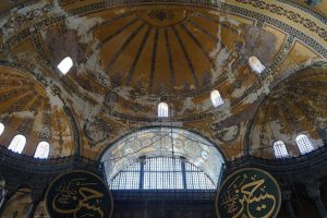 'Karada a&ccedil;an en b&uuml;y&uuml;k iki yelkenli Selimiye ve Ayasofya'dır'