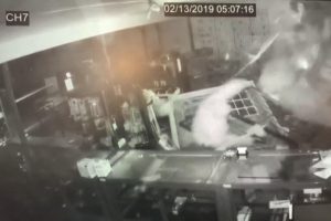 Hırsız, su&ccedil; ortağının yıktığı duvarın altında kalıyordu