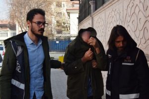 Ka&ccedil;ak &uuml;rettikleri silahları internetten satan şebekeye operasyon: 17 g&ouml;zaltı
