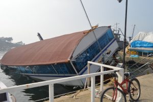 Restoran olarak kullanılan tekne yan yattı