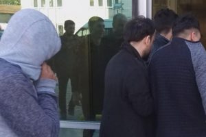 G&ouml;zaltındaki arkadaşlarını merak edip emniyete gelince...