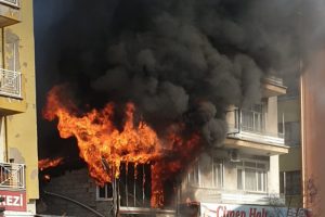 İki katlı iş yeri alev alev yandı!