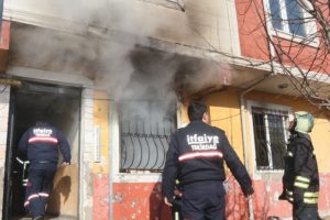 Apartmanda yangın paniği! &Ccedil;ok sayıda vatandaş mahsur kaldı