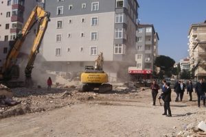 Kartal'da riskli binanın yıkımına başlandı