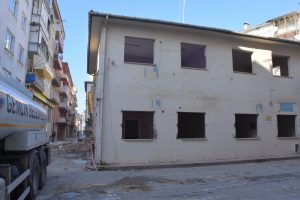 Bursa Gemlik'te eski binalar yıkılıyor