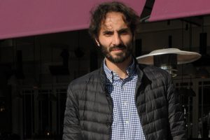 Eski futbolcu g&uuml;neşli havanın tadını &ccedil;ıkardı