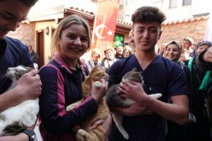 Bursa'da "Kedili Tekke" binası millet kıraathanesi oldu
