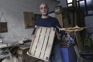 Ahşap atıkları 'sanatsal dokunuş' ile ekonomiye kazandırıyor
