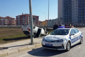 Korku dolu anlar! Kontrolden &ccedil;ıkarak kaldırıma &ccedil;arptı