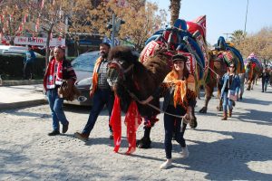 Festival &ouml;ncesi davul zurnalı y&uuml;r&uuml;y&uuml;ş