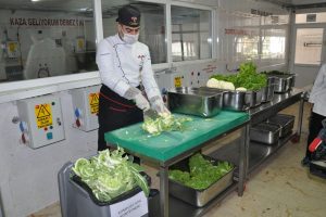 Kışladaki ağa&ccedil;lara kompost g&uuml;bre ile can verdiler