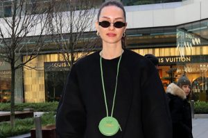 Yasemin &Ouml;zillhan, mini &ccedil;antasıyla dikkat &ccedil;ekti