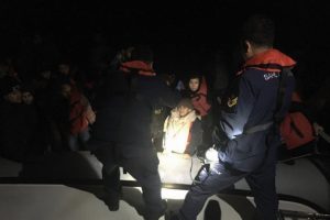 14'&uuml; &ccedil;ocuk 44 ka&ccedil;ak g&ouml;&ccedil;men yakalandı