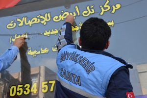 T&uuml;rk&ccedil;e olmayan tabelalar tek tek s&ouml;k&uuml;ld&uuml;
