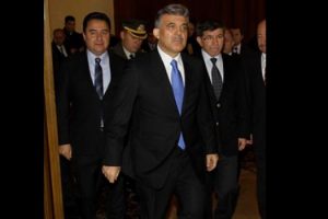 "G&uuml;l pek sıcak bakmasa da Babacan'ın Davutoğlu konusunda ısrarlı olduğu s&ouml;yleniyor"