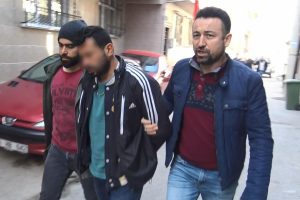 Bursa'da üzerine televizyon fırlatan arkadaşını bıçakladı
