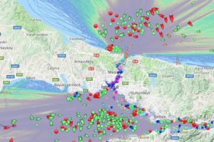Boğaz sis altında! Y&uuml;zlerce gemi ge&ccedil;iş i&ccedil;in bekliyor