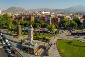 Kayseri &Uuml;niversitesi &ouml;ğretim g&ouml;revlisi alıyor