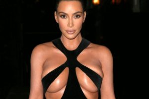 Kardashian'ın olay yaratan elbisesiyle kendini sokağa attı!