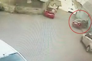 Korkun&ccedil; kaza: Otomobil ile duvar arasında sıkıştı