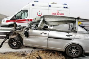 Otomobil bariyere &ccedil;arptı! Yaralılar var