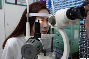 Telefon ekranını maksimum ışıkla kullanan kadının korneası delindi