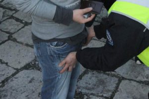 Sokakta &uuml;st araması yapan 2 polis tutuklandı!