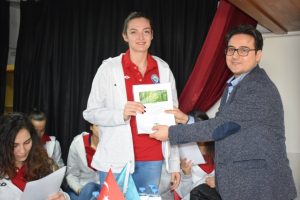Bursa Nil&uuml;fer Belediyespor Kadın Voleybol Takımı oyuncularından &ouml;ğrencilere spor &ccedil;ağrısı
