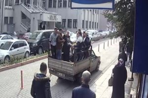 Gazeteciye silahlı saldırı anı kameralara yansıdı