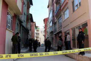 Balkondan d&uuml;şen alzheimer hastası yaşlı kadın &ouml;ld&uuml;