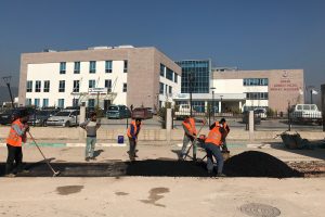 Bursa G&uuml;rsu'da hastane yoluna makyaj
