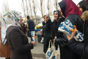 AK Parti'li kadınlar bez &ccedil;anta dağıttı
