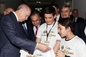 Cumhurbaşkanı Erdoğan &ouml;ğrencilerin projelerini inceledi