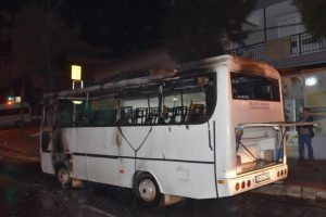 Seyir halindeki servis minib&uuml;s&uuml; alevlere teslim oldu