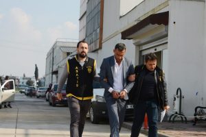 İki polisi yaralamıştı...  Alkoll&uuml; s&uuml;r&uuml;c&uuml; tutuklandı