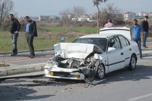 Otomobile arkadan &ccedil;arptı! Yaralılar var