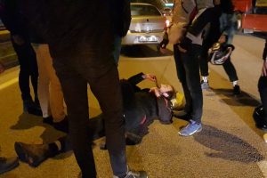 Bursa'da &ccedil;arptığı motosiklet s&uuml;r&uuml;c&uuml;s&uuml;n&uuml;n başından bir an olsun ayrılmadı