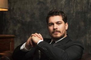 &Ccedil;ağatay Ulusoy yeni imajıyla şaşırttı
