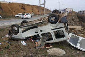Panelvan minib&uuml;sle ticari ara&ccedil; &ccedil;arpıştı! Yaralılar var