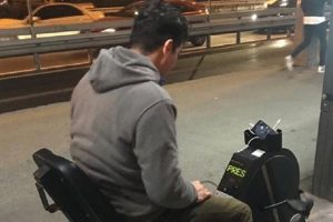 Metrob&uuml;s durağında telefonu şarj eden bisiklet