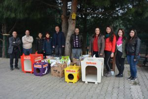 Bursa'da g&ouml;n&uuml;ll&uuml;lerden sokak hayvanlarına destek